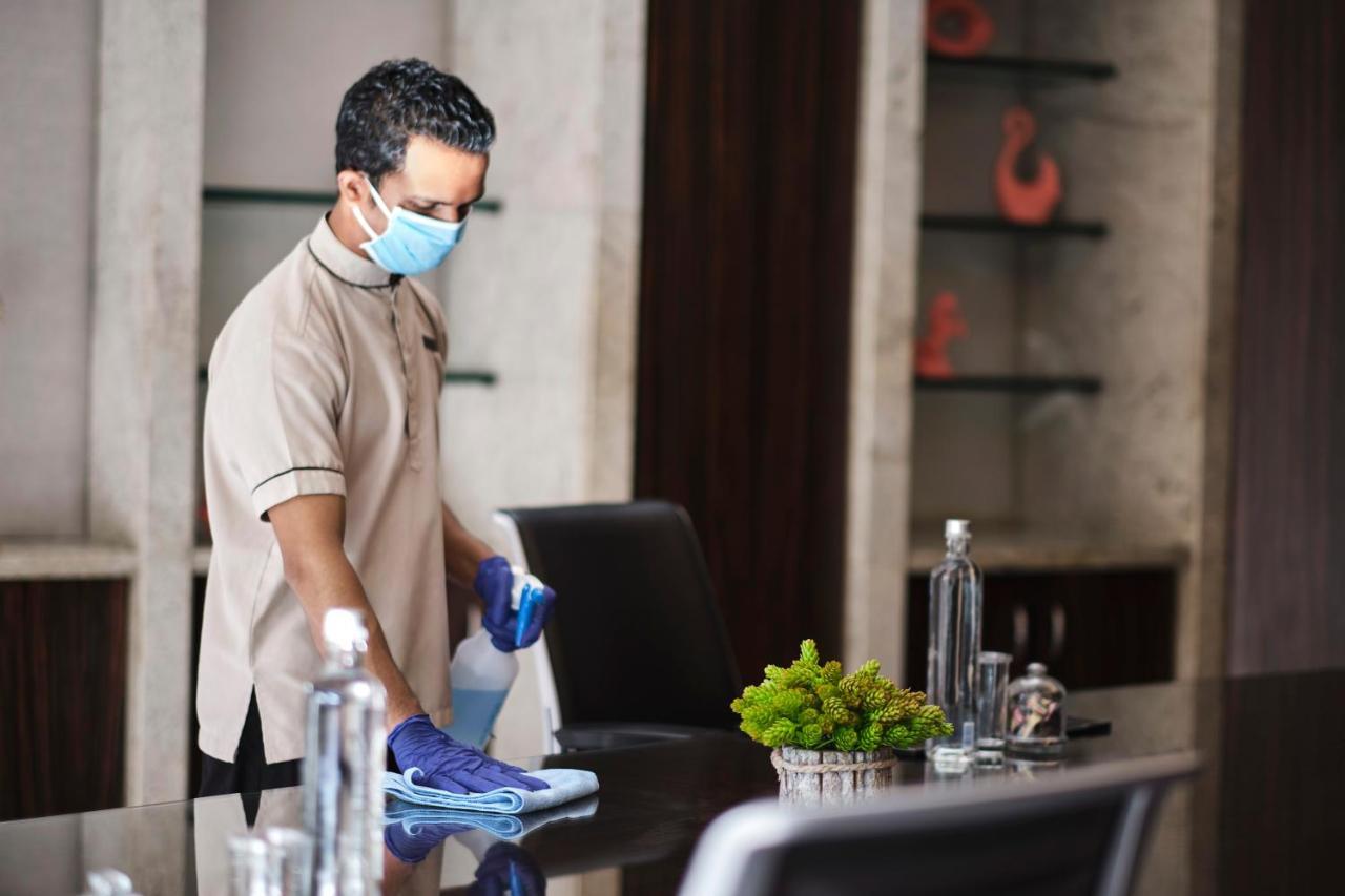 Hyatt Regency Chandīgarh Buitenkant foto A hotel employee wearing a mask and gloves