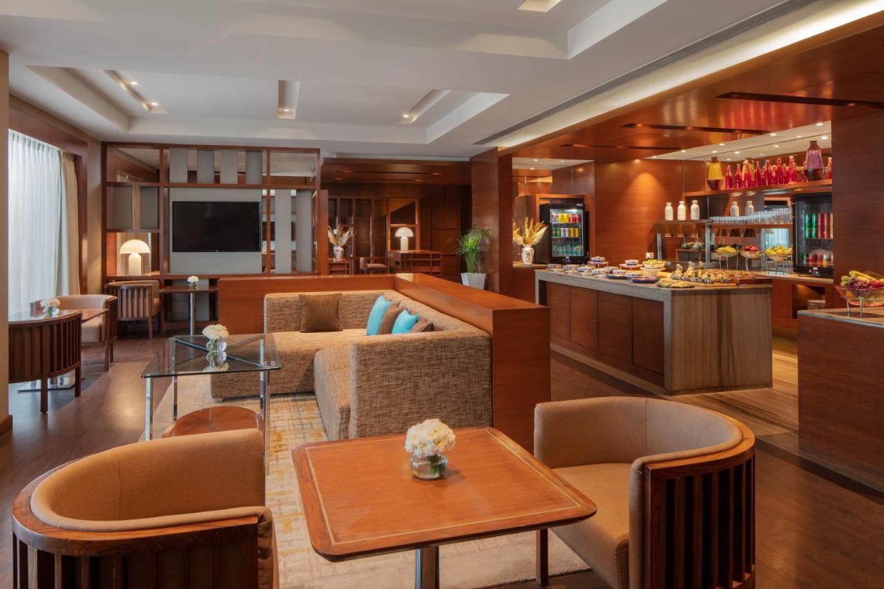 Hyatt Regency Chandīgarh Buitenkant foto The lounge at the airport