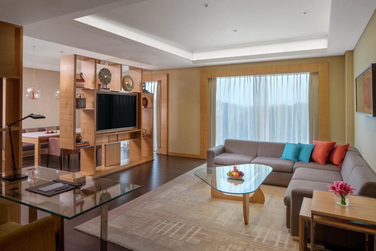 Hyatt Regency Chandīgarh Buitenkant foto A living room in a suite at the hotel