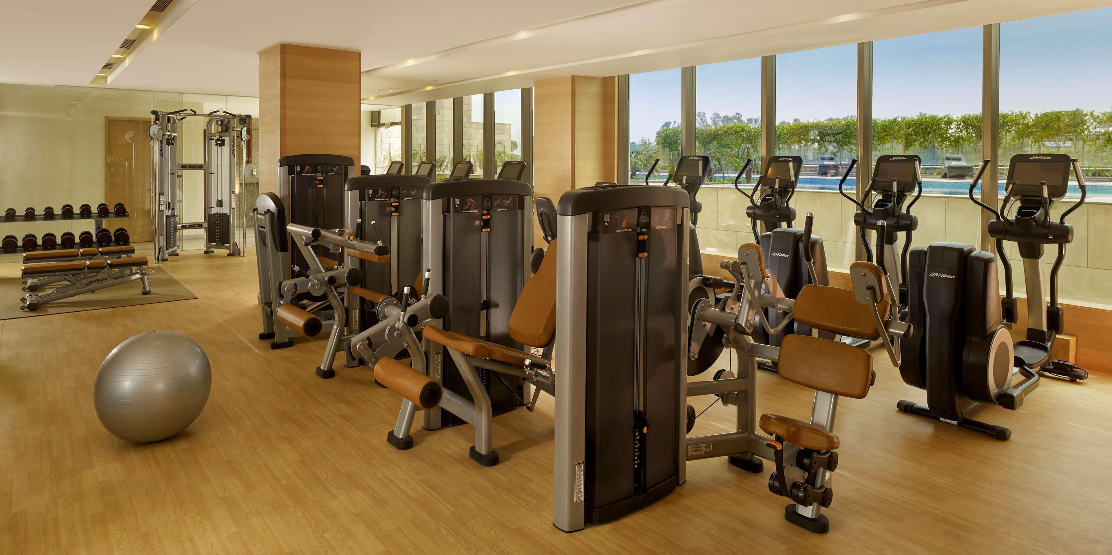 Hyatt Regency Chandīgarh Buitenkant foto The gym at the Westin