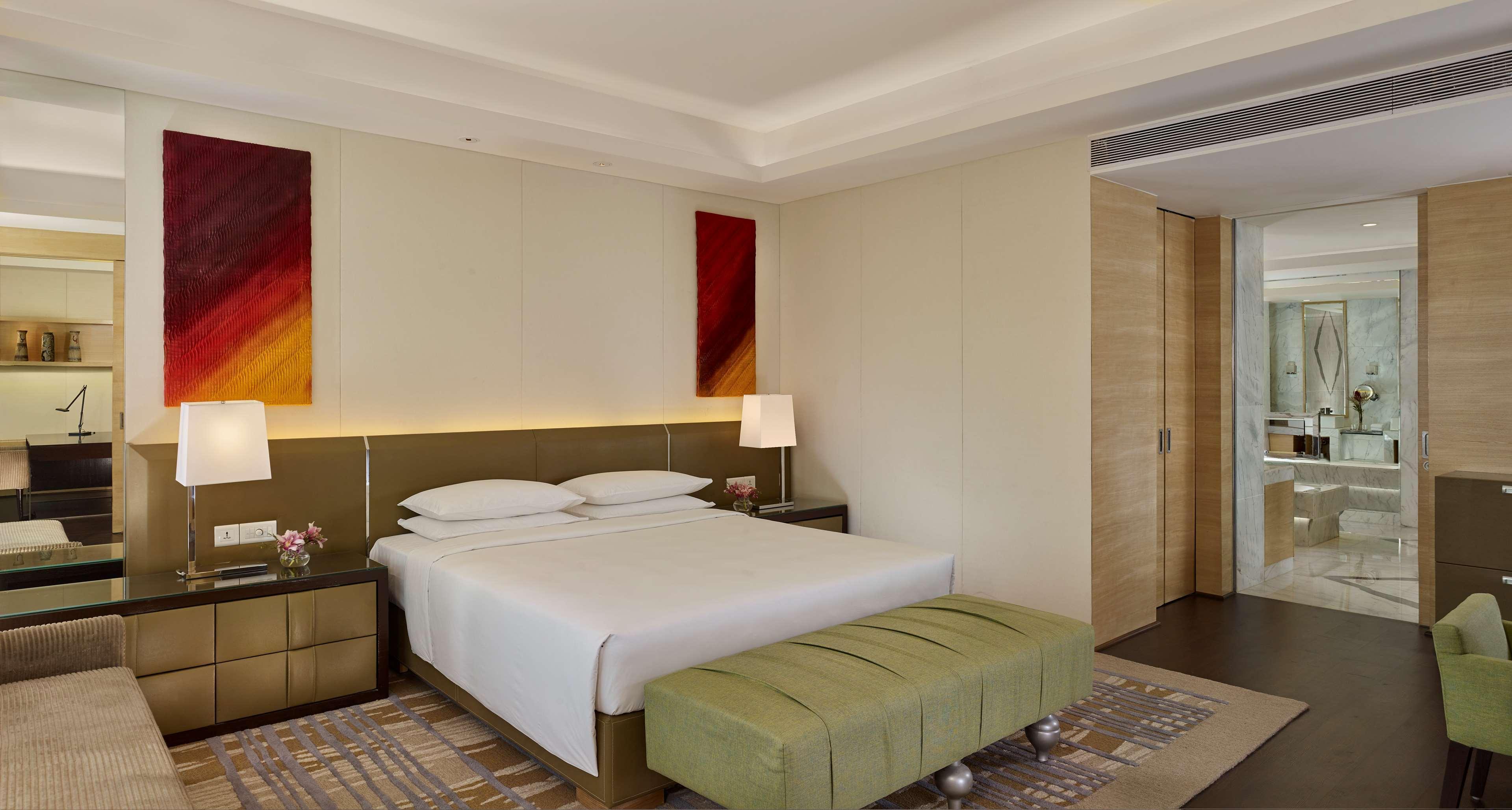 Hyatt Regency Chandīgarh Buitenkant foto A bedroom at the Taj Bengal