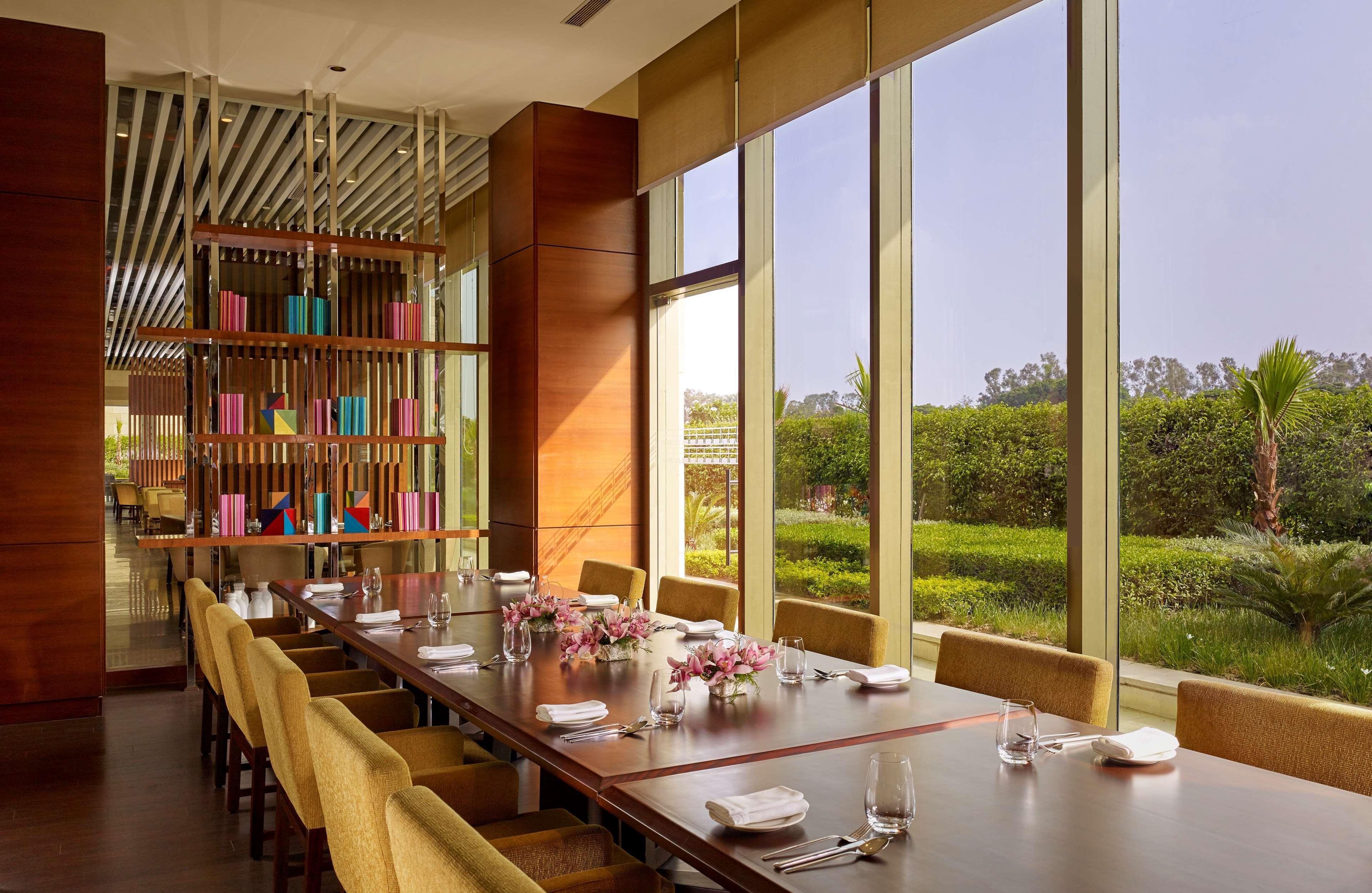 Hyatt Regency Chandīgarh Buitenkant foto The Park, New Delhi