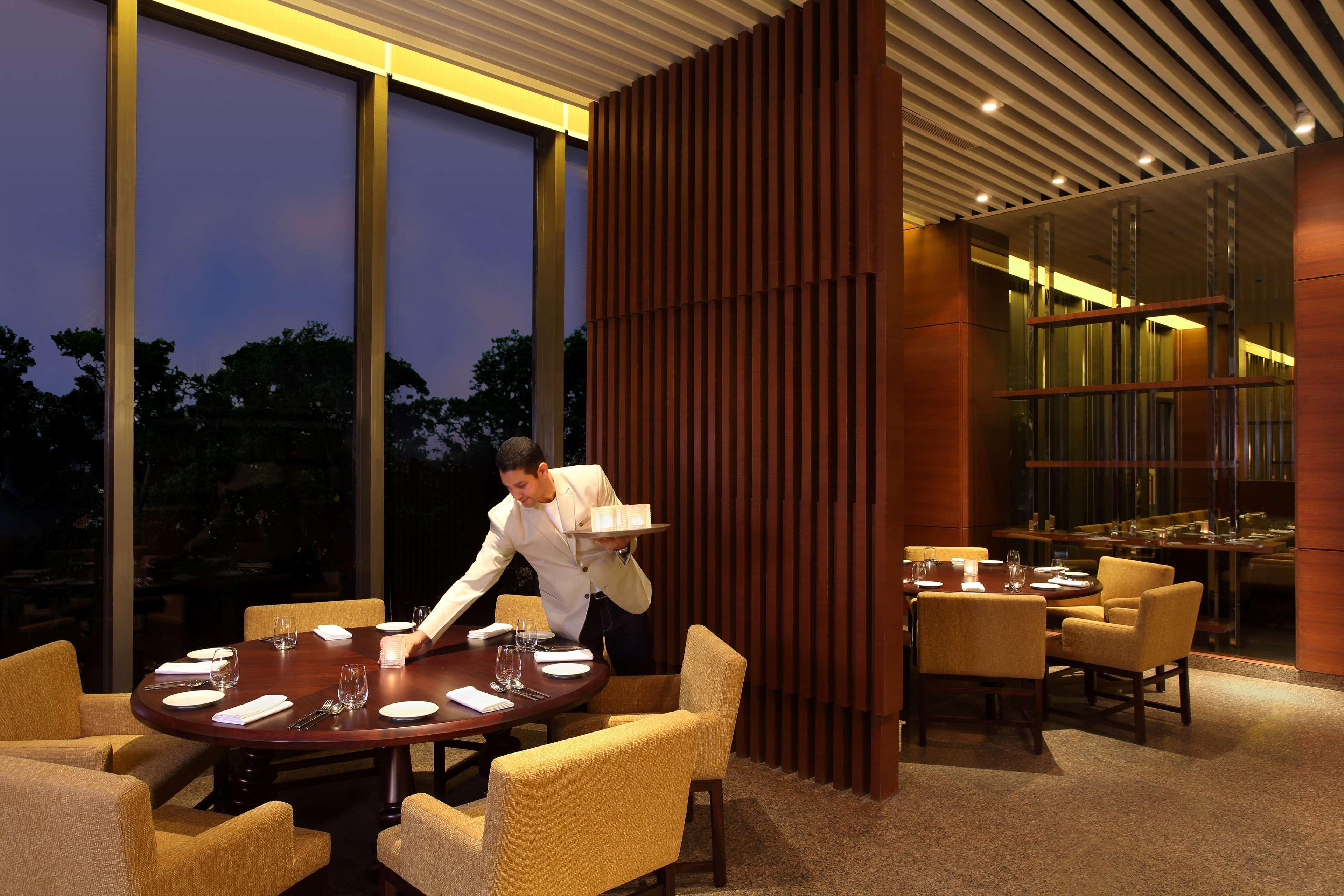 Hyatt Regency Chandīgarh Buitenkant foto A restaurant in a hotel