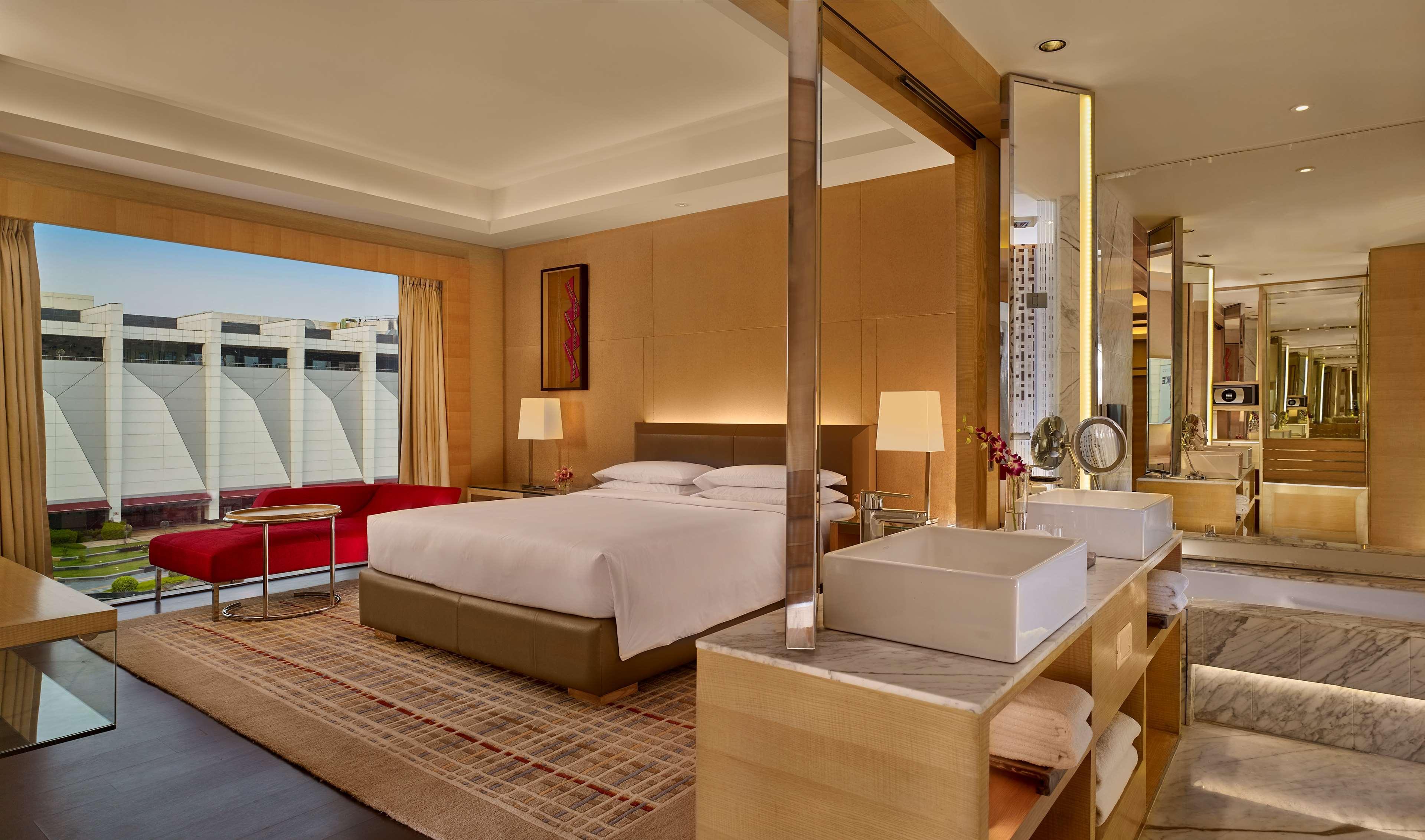Hyatt Regency Chandīgarh Buitenkant foto A suite at the hotel
